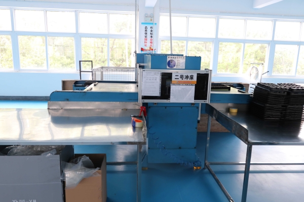 吸塑包(bāo)裝生産車(chē)間