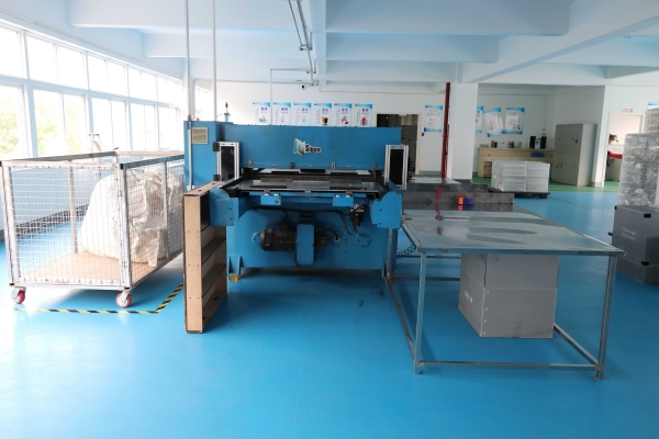 吸塑包(bao)裝生産(chǎn)車間