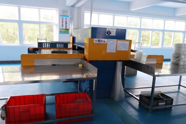 吸塑包(bāo)裝生産車(chē)間