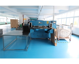 吸(xī)塑包裝生産車(che)間